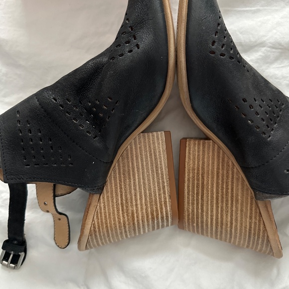 Shoes - Picture 7 of 8